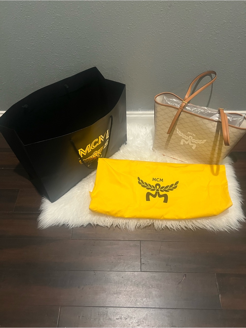 Women’s MCM tote - Picture 1 of 9